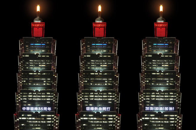 中华职棒35年即将开打，台北101大楼点灯送上祝福。（中华职棒提供）