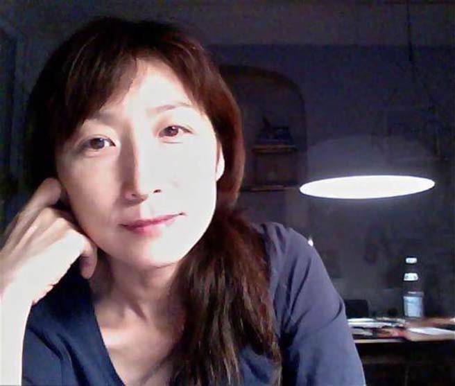 郑华娟被评价为这一代许多创作女歌手的大学姐，开启了台语雅歌、典雅曲风的復兴运动。（图／取自郑华娟脸书）