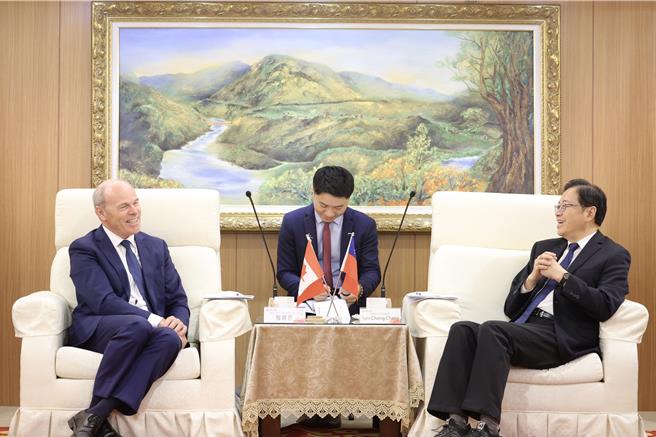 桃園市長張善政今日於市府與加拿大駐台北貿易辦事處代表倪傑民(Jim Nickel)會面，討論雙方未來可合作領域。(秘書處提供／蔡依珍桃園傳真)