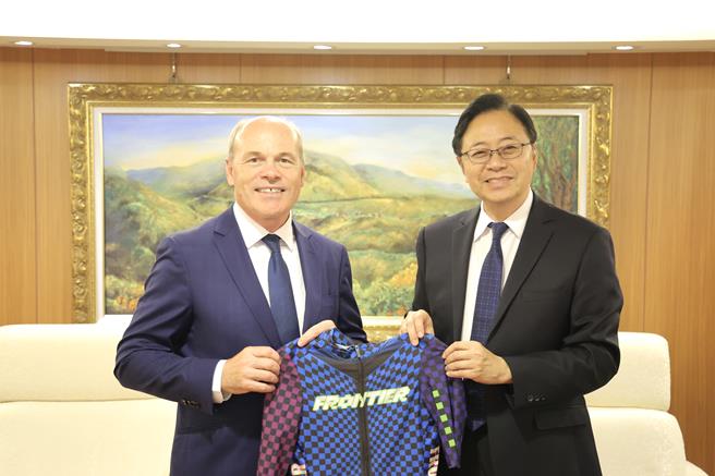 張善政特致贈倪代表以國門概念設計的「2023年全運會桃園市隊榮耀復刻男款車衣」。(秘書處提供／蔡依珍桃園傳真)