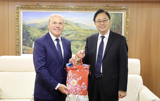 陪賓禮特別選用加拿大進口的非基改黃豆製成之大溪豆類製品，加上充滿濃濃客家風之桐花禮袋裝盛，足具桃園在地特色，亦深具桃加連結。(秘書處提供／蔡依珍桃園傳真)