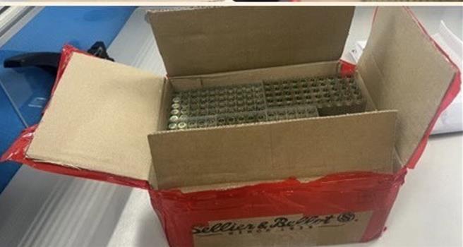 民眾在林口警分局前方的YouBike脚踏车篮中捡到疑似办理常训的警察遗留的1200发子弹，目前在厘清是哪个分局所为。（图／民眾提供）