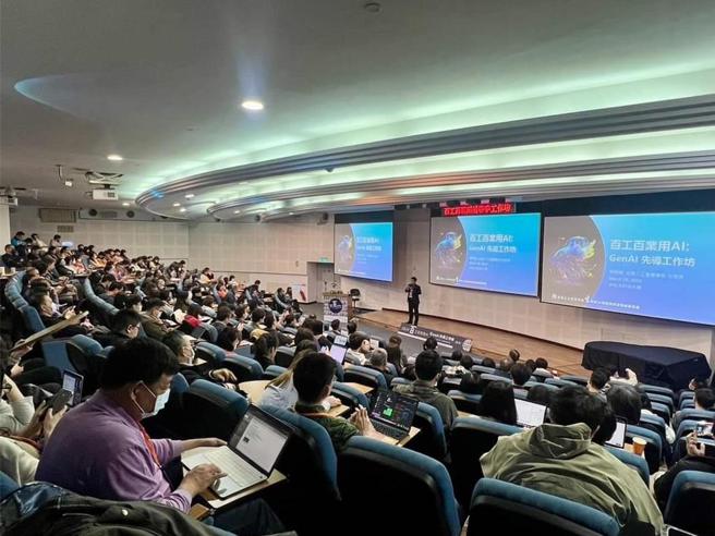 3月21日至22日在臺北科大舉行為期二天「百工百業用AI：GenAI先導工作坊」，擠滿了想要學習應用生成式AI於產業實作來自各行業的來賓，獲得熱烈討論與迴響。圖／臺北科技大學管理學院提供