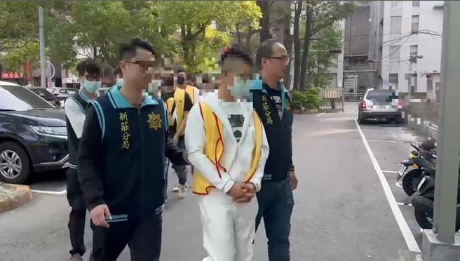 馮嫌及一干共犯被警方拘提到案。（新北市新莊警分局提供／呂健豪新北傳真）
