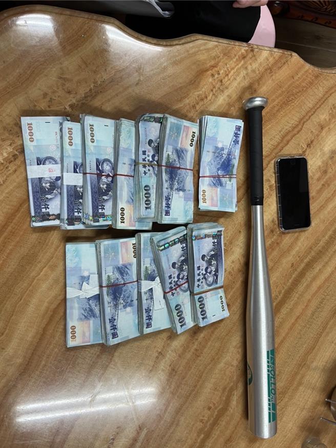 警方在馮嫌住處查扣的球棒及現金等證物。（新北市新莊警分局提供／呂健豪新北傳真）