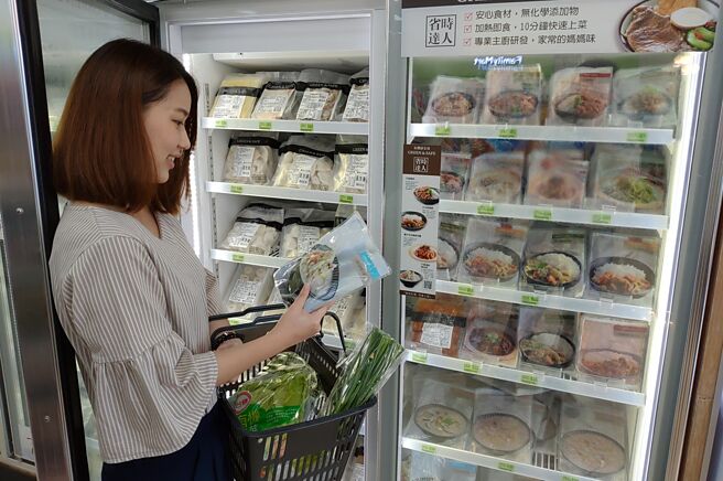 「剪刀经济」划开了疫情后的时代。覆加热即食的食物，成为各年龄层用餐的首要选择。图／本报资料照片