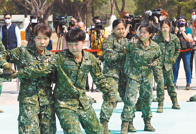 民进党立委李柏毅提案修正「陆海空军军官士官服役条例」，拟将女军士官退伍纳后备役，该草案获得朝野立委支持。图为女性士官兵参与演练综合格斗（夺刀术）。（本报资料照片）