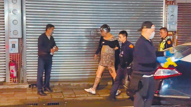 43岁男子杨景隆（左二）23日深夜和警驳火近百枪，遭警网围捕落网。（蔡依珍摄）