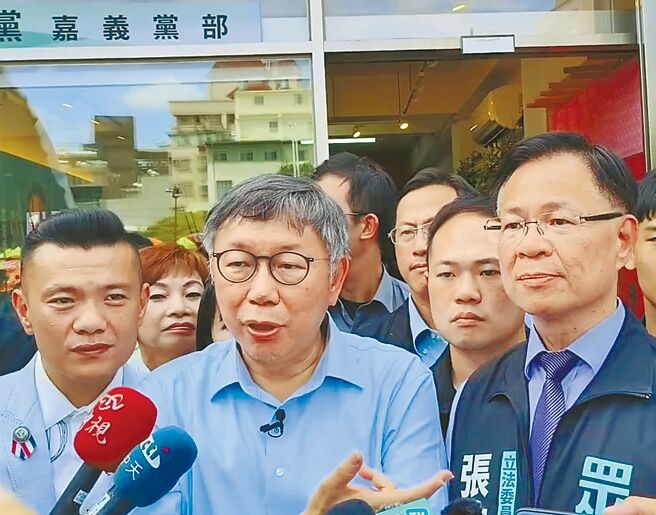 前台北市长柯文哲（前中）24日到嘉义市为张启楷（右）立委嘉义服务处揭牌时，谈及台北市监视器争议。（廖素慧摄）