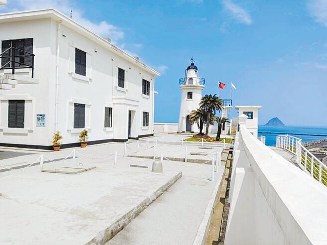 交通部航港局所屬的基隆燈塔，在拆除廢棄且無文化資產價值的入口處聯檢站後，以全新面貌重新開放民眾參觀。（張志康攝）