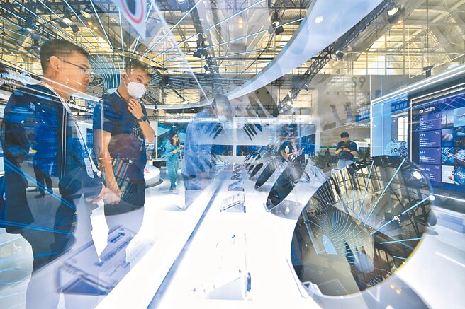 大陆正加强科技国产化，将逐步汰换政府部门电脑使用英特尔和超微的晶片。图为2023年5月天津世界智能大会，展示硅抛光片。（中新社）