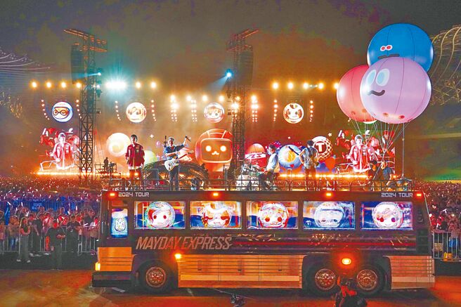 五月天搭乘「MAYDAY EXPRESS」左右环绕与歌迷互动。（相信音乐提供）