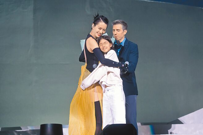 梁詠琪（左）23日在澳門舉辦演唱會，老公帶女兒上台獻花。（小金鹿娛樂提供）