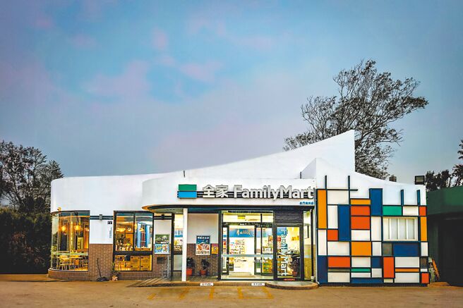 全家3月23日晚间8点半到9点半响应「Earth Hour关灯一小时」全球行动，关闭全台超过4200店的店外招牌灯。（全家提供）