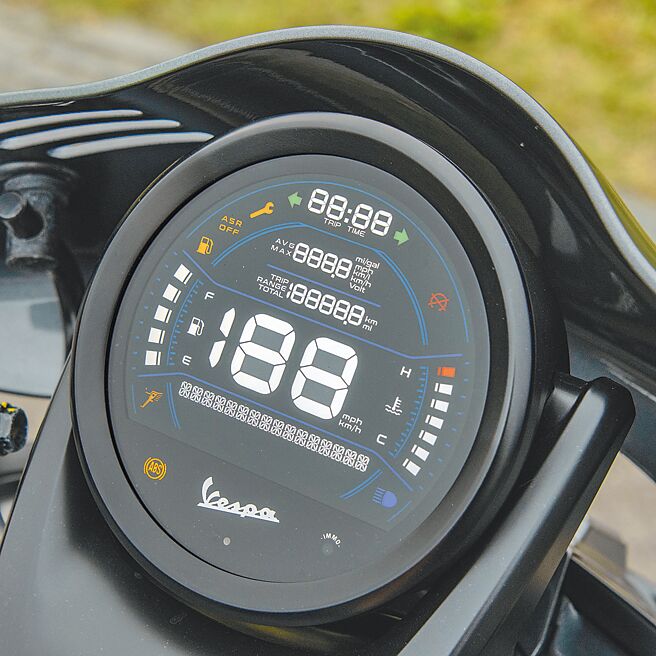 數位儀表，資訊豐富。（陳大任攝）