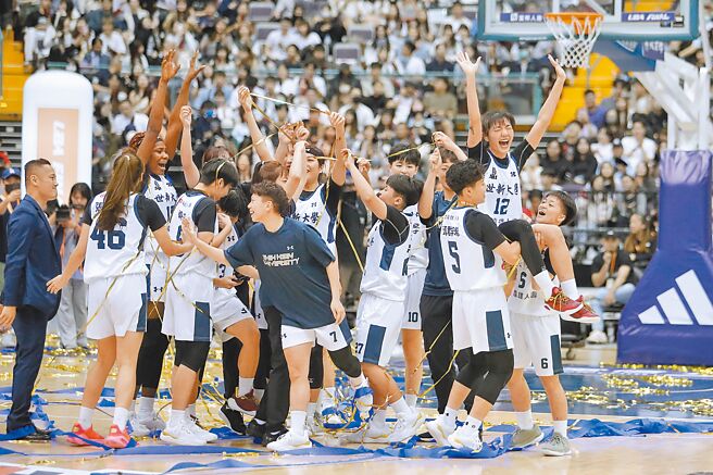 世新大学击败台湾师大完成5连霸，球员衝进场内庆祝。（黄世麒摄）