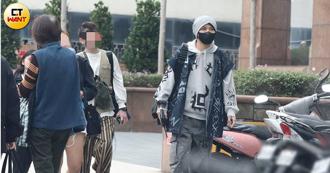 黃明志等車途中被襲擊 遭持雨傘、木劍黑衣男追著跑