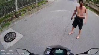騎車遇1男裸上身「揮刀恐嚇」 畫面曝光！淡水警今晨逮人