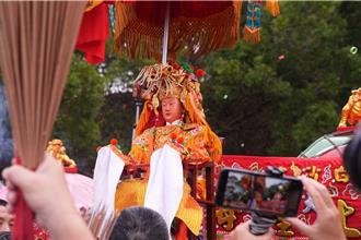 白沙屯媽祖換8人大轎回鑾 數萬香燈腳簇擁迎駕