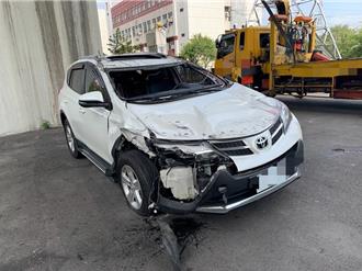 疑未注意车前状况 休旅车猛撞害宾士翻！酿1人伤