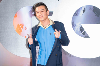 陈冠希真的变了 昔情场浪子遇女粉「胸贴」表情超尷尬