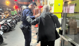 買完晚餐卻腳麻無力 阿北倒臥在地！暖警護送平安返家