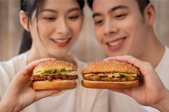 麥當勞板烤雞腿堡、照燒豬肉堡 3／27 、4／10復刻上市 焦糖奶茶也回歸！