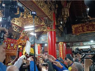 白沙屯妈祖回銮返抵拱天宫 信眾挤爆现场嗨喊「进喔！」