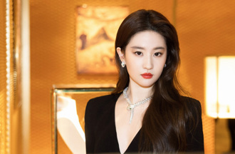 野生劉亦菲公然做1事「登香港地鐵標語」網評：好社死