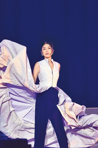 陳慧琳巡演唱新歌 感動落淚