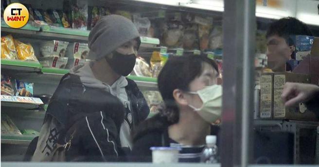 黃明志與工作人員至便利商店購物。（圖／本刊攝影組）
