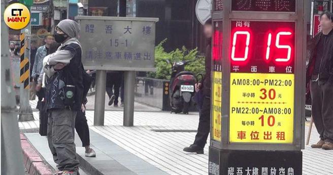 在路邊等車時，黃明志的後方有兩個手持雨傘及木劍的男子準備靠近他。（圖／本刊攝影組）