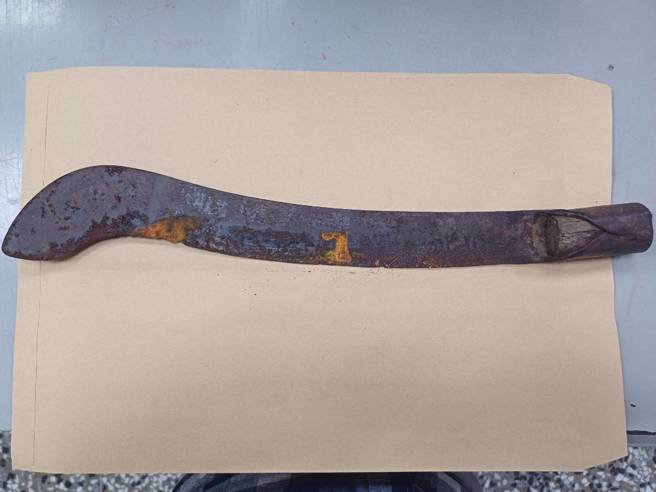 警方查扣一把生鏽的柴刀。（翻攝畫面）