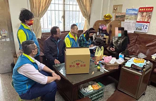 羅婦的丈夫癌逝讓家境陷困頓，她為了養2個小孩四處打零工，台中暖警救援度難關。（翻攝畫面）