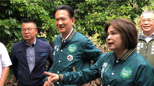 民进党赖系子弟兵立委林俊宪（左二）近来动作频频，不断跨选区跑行程，上周和立委赖惠员（右二）一同到东山山区会勘龙眼灾损。（赖惠员服务处提供／张毓翎台南传真）