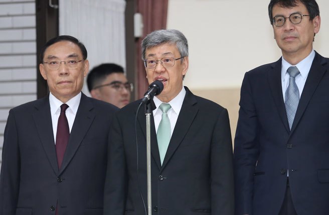 4月電價確定調漲，牽動大眾運輸票價，外界質疑政府是否確定不會補助捷運、台鐵、高鐵。行政院長陳建仁未正面回覆，僅稱將因應不同的企業、不同的族群的需要做最佳調整。（姚志平攝）