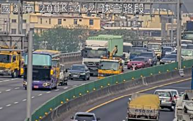 國三南下快官段「2車追撞」，1車翻覆躺車道！車流回堵1K。(翻攝高速公路1968)