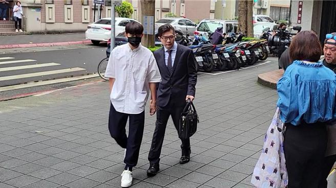 本名王宥胜的艺人「宥胜」被控2016年趁送女助理返回新北市新店区住处，跨坐、强吻女助理，女助理提告，检察官依强制猥亵罪起诉宥胜；台北地院今天上午9时30分开庭审理，传唤宥胜出庭。（赖佩璇摄）