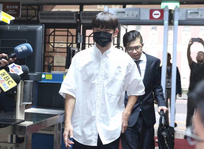 男星宥胜于112年遭指控涉嫌性骚女助理，后被台北地检署依强制猥亵罪起诉，今年1月9日首度开庭。台北地院26日上午再度开庭审理，宥胜现身时仅对媒体双手合十道谢，旋即快步走进法院。（粘耿豪摄）