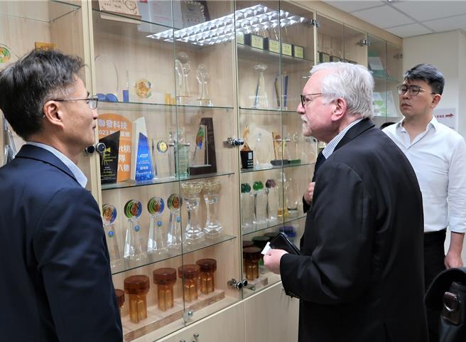 ICF主席John肯定水务局在水资源治理的作为，并对于获得许多国内外奖项表示讚赏。(智发会提供／蔡依珍桃园传真)