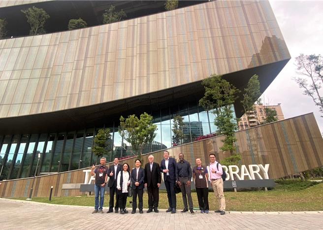 ICF代表团参访「全臺最美图书馆」桃园市立图书馆总馆盛讚绿建筑设计。(智发会提供／蔡依珍桃园传真)