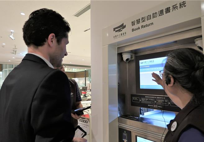 桃园市立图书馆总馆有预约书自助取书、自助借书、图书灭菌机等自动化设施。(智发会提供／蔡依珍桃园传真)