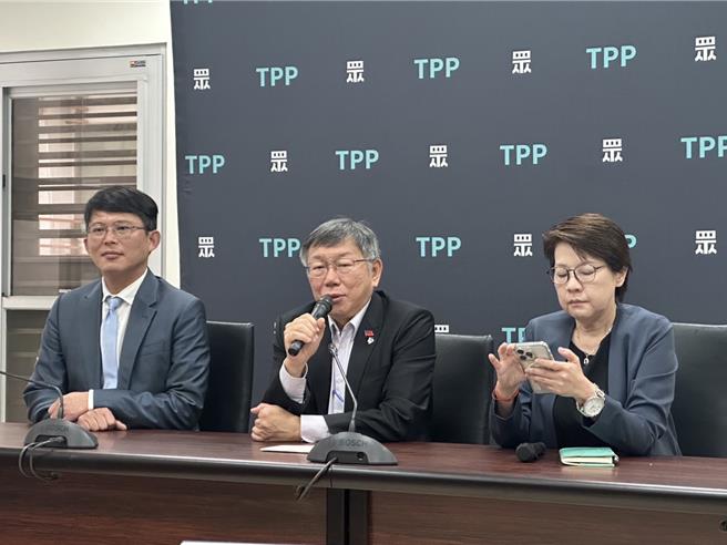 民眾党团总召黄国昌、民眾党主席柯文哲、党团副总召今天接受联访。（杨亚璇摄）