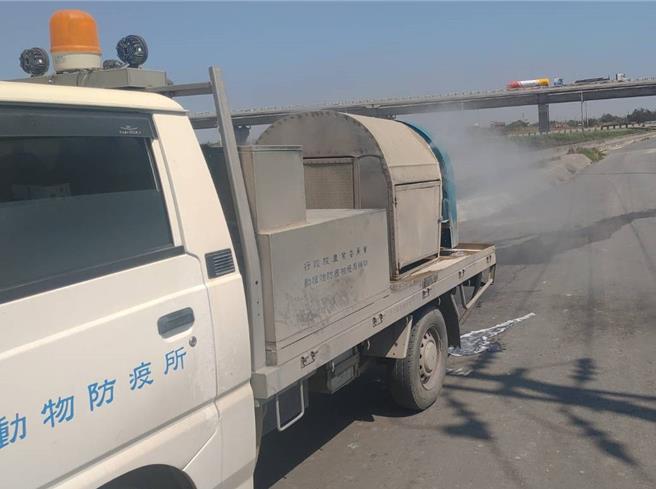 彰化县大城乡海堤及排水沟惊见大量鸭尸，彰化县政府相关单位已派员打捞清理及消毒。（彰化县政府提供／孙英哲彰化传真）