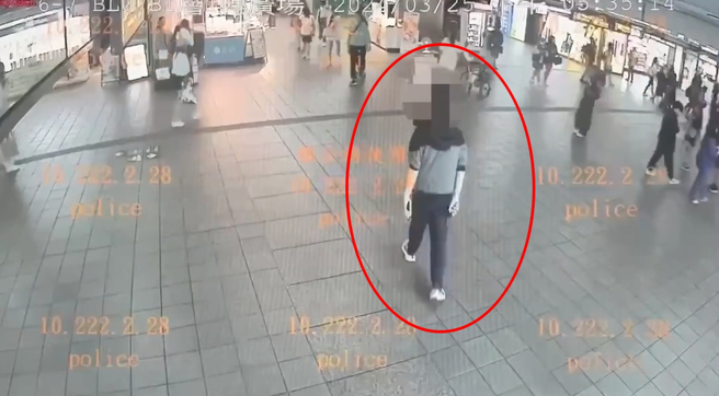 捷運北車地下街遭噴辣椒水，女學生掩鼻走避「憂有毒」。（翻攝自影片）