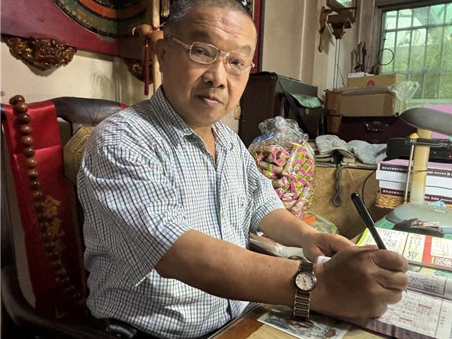 命理老师刘长训建议，今年清明节下午3点后交节气进入「大偷修日」，建议民眾扫墓要赶在4月4日下午3点前完成。（冯惠宜摄）