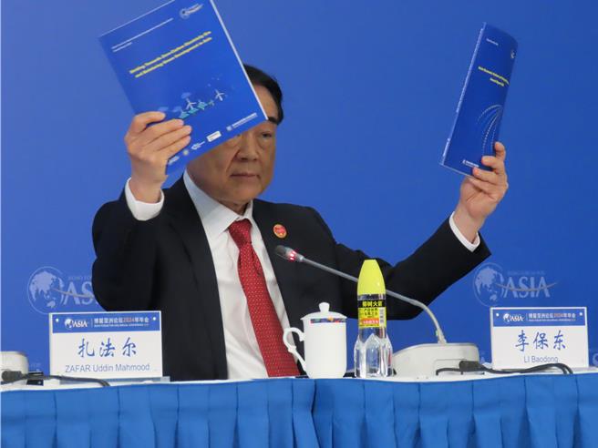 博鳌亚洲论坛2024年年会首场新闻发布会26日上午在海南博鳌举行，会上发布两份论坛旗舰报告。（朱绍圣摄）