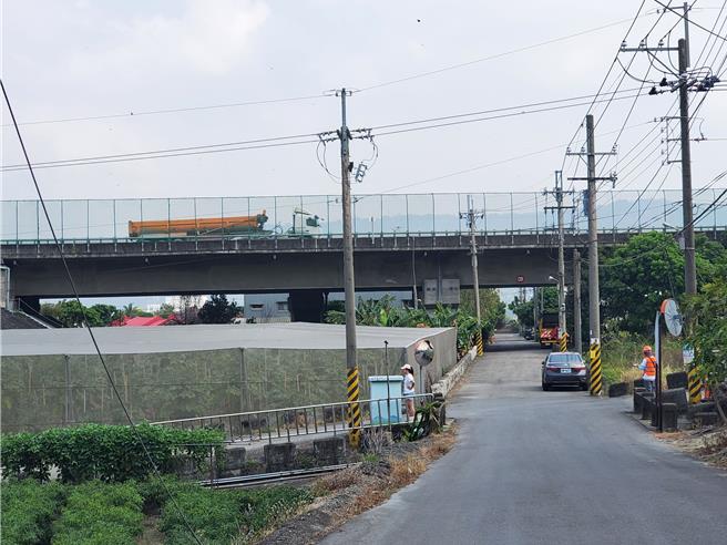 3號高速公路林內段的綠色防護網是專程為紫斑蝶而架設。（周麗蘭攝）