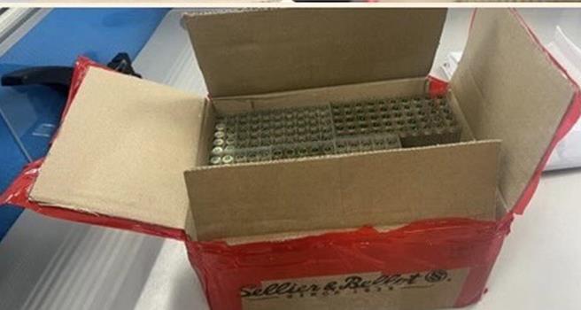 民眾在林口警分局前方的YouBike腳踏車籃中撿到中和警方常訓遺留的1200發子彈。（民眾提供）