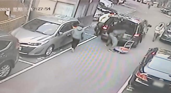 中和警分局同仁20日搬運空彈殼，1箱空彈殼不慎遺失，後被民眾拾獲。（中和警分局提供）